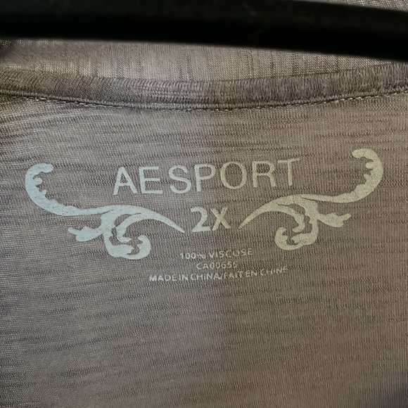 Aesport black short sleeve with attached grey long vest. - Picture 4 of 5